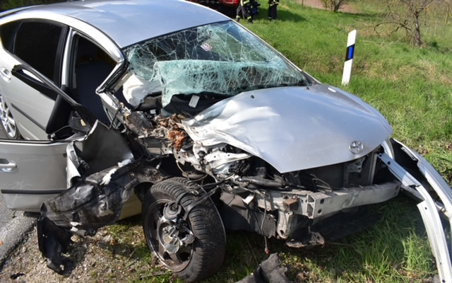 Fának ütközött egy autó Pápa és Malomsok között