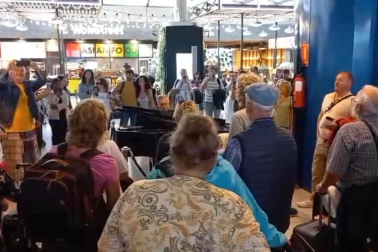 Nem mindennapi helyszínen kapott fergeteges tapsot a pápai kórus