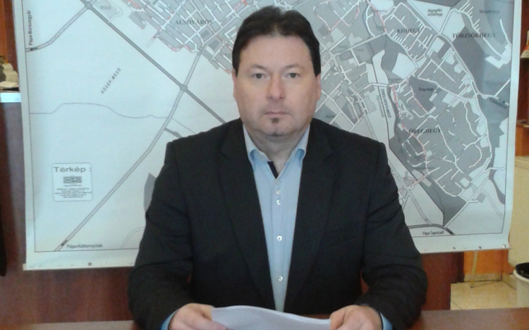 Süle Zsolt: Pápa egy helyben toporog