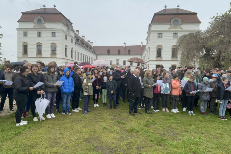 Több százan szavalták Petőfi versét Pápán