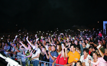 Jól szórakozik a borfesztivál közönsége