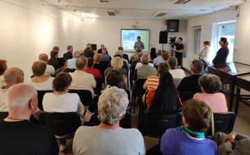 Pápai ejtőernyősökre emlékezik újabb kötetében is Horváth Ferenc