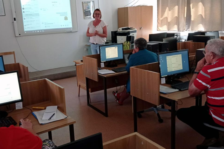 Pápára is megérkezett az Idősoktatás.hu