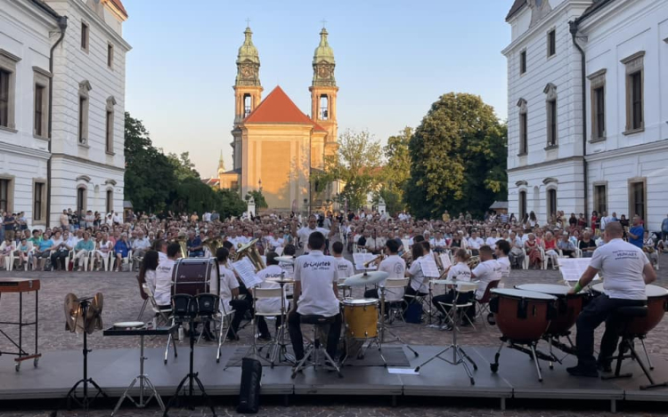Pénteken is megtelt az Esterházy-kastély udvara