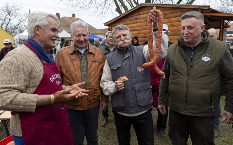 Kövér László Nemesgörzsönyben: a disznóvágás a magyar élet egyik ünnepe