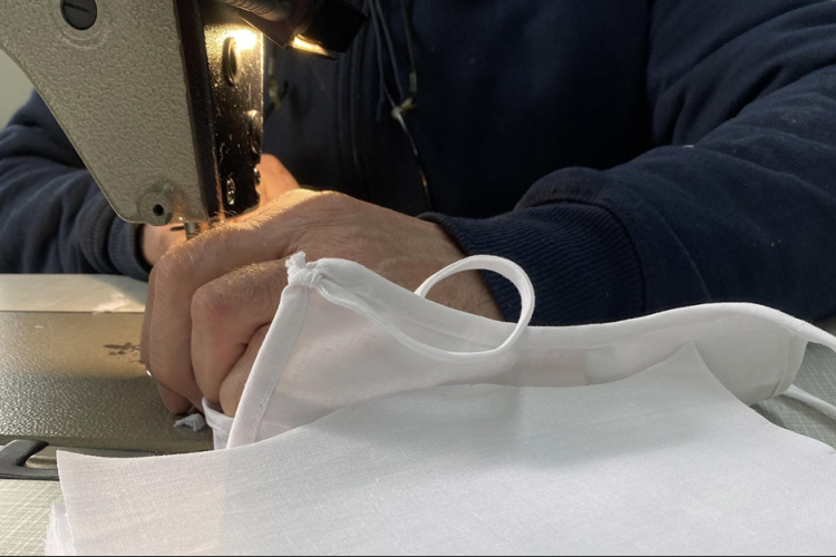 Arcmaszkok gyártására tért át a pápai vállalkozás