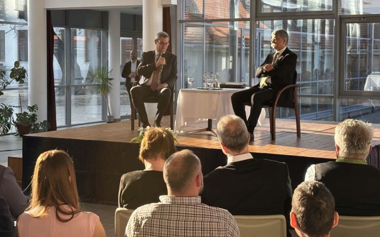 Lehet-e kampányrendezvényt tartani oktatási intézményben?