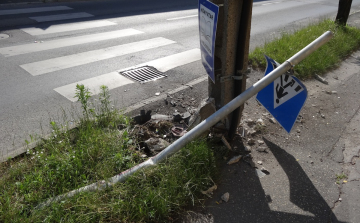 Valaki alaposan nekihajtott egy villanyoszlopnak a Fapiac téren