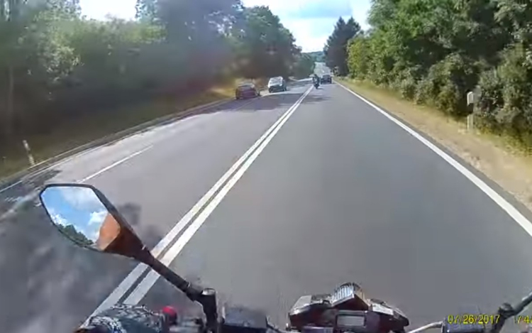 Néhány centin múlt a tragédia! Elképesztő videó a 8-as útról