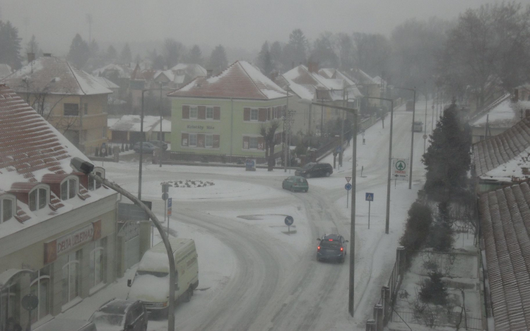 Reggel óta folyamatosan havazik