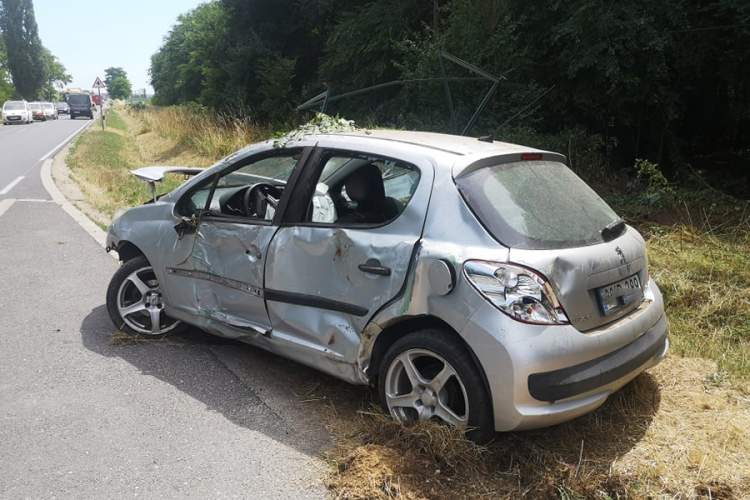 Óriási szerencse, hogy épp nem várakozott senki a buszmegállóban, amikor az autó becsapódott