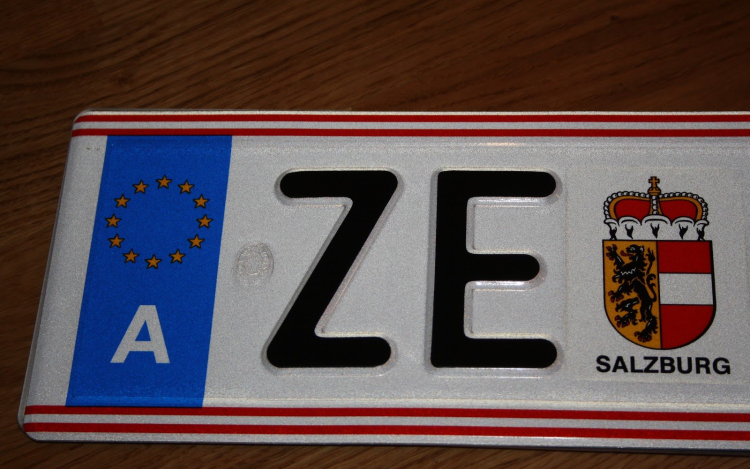 Ellopott egy osztrák rendszámot és felszerelte rendszám nélküli autójára, vádat emeltek ellene