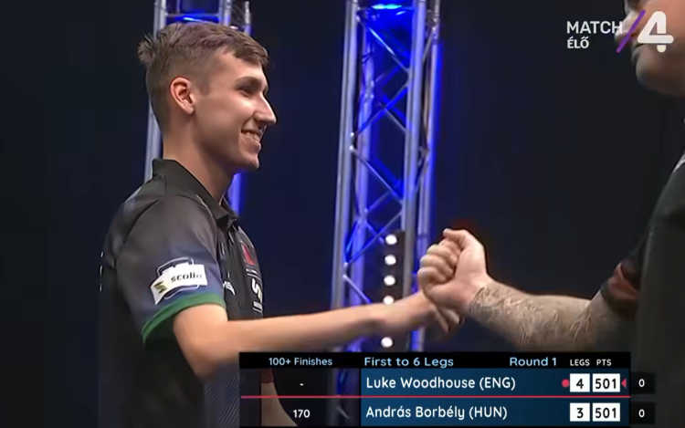 Olyan kiszállót dobott a fiatal pápai dartstehetség, hogy állva tapsolt neki a közönség