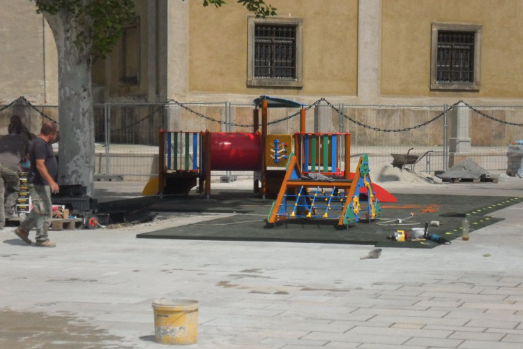 Helyére került a Fő téri játszótér