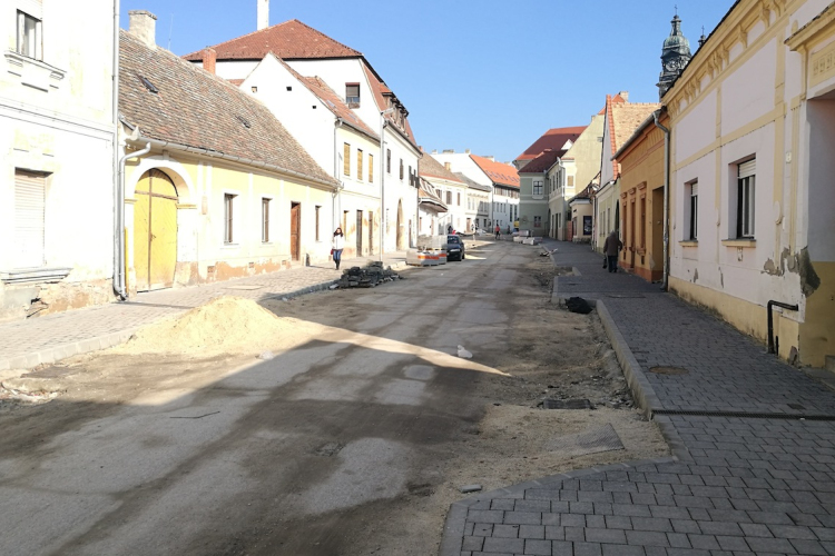 Az időjárás és egy gázvezeték kiváltása miatt késik a Korvin utca felújítása