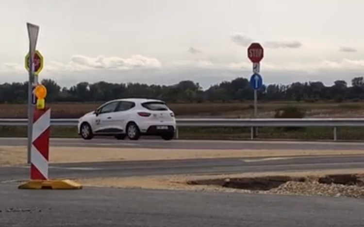 Sokan nem álltak meg a Stop táblánál a 83-ason!