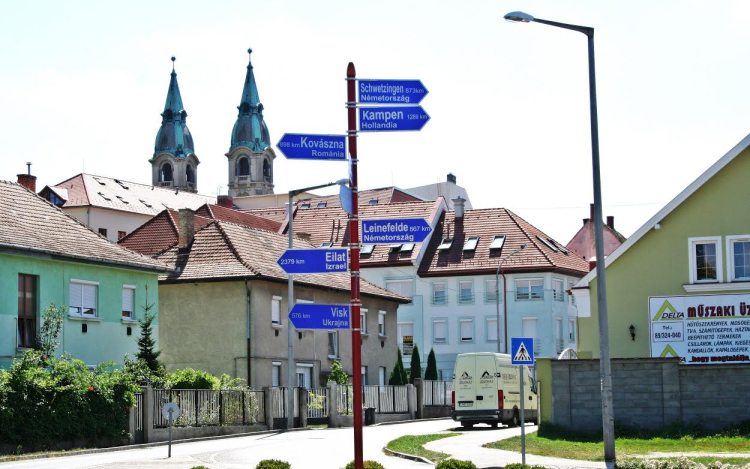 Testvérvárosaink irányát mutatja