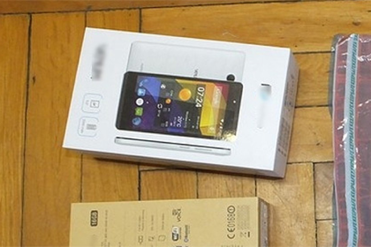 Telefonokat lopott a páros a pápai áruházból