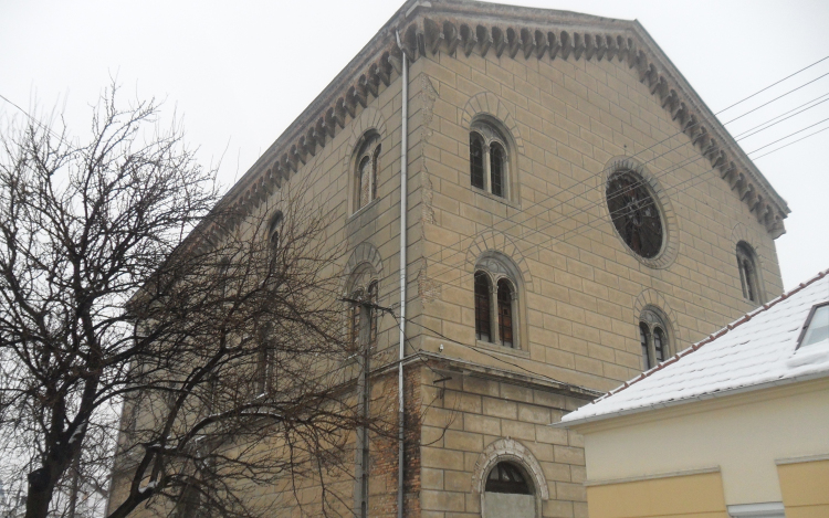 Zsinagóga felújítás, műfüves grundfocipálya, Pro Publico és még sok minden