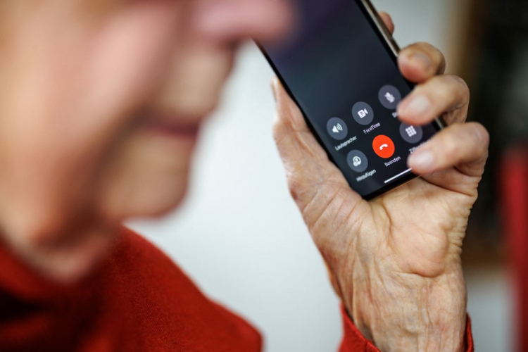 Nem állnak le a csalók, minden megtakarítását elszedték a pápai nyugdíjastól