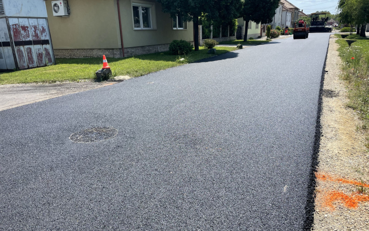 Aszfaltozzák a Dózsa György utat, teljes szélességben újraburkolják a korábban elrontott szakaszt