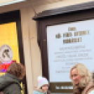 Óvodások karácsonyfa díszítése a belvárosban