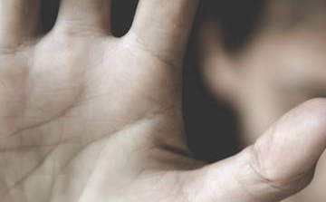 Azért bántalmazta kiskorú gyermekét, mert nem akarta beadatni magának a Covid vakcinát