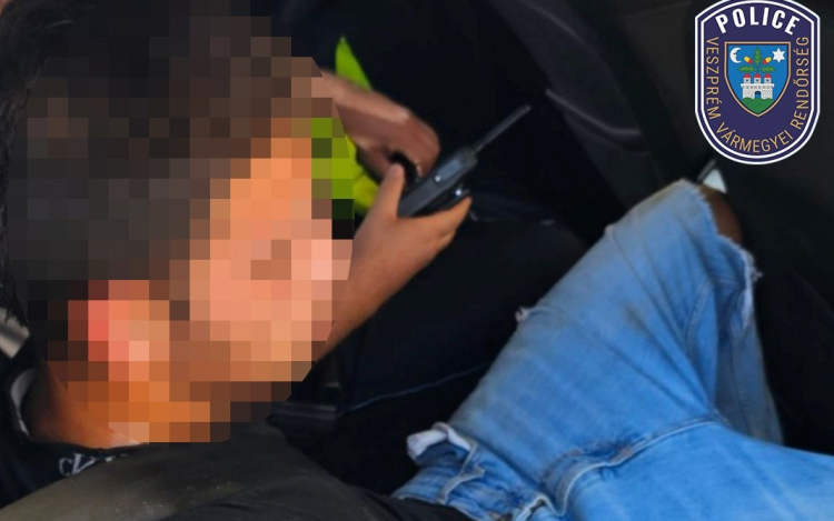 A színpad alatt próbált elrejtőzni a rendőrök elől a körözött pápai fiatalember