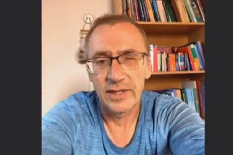 Otthonából adott riportot Áldozó Tamás polgármester