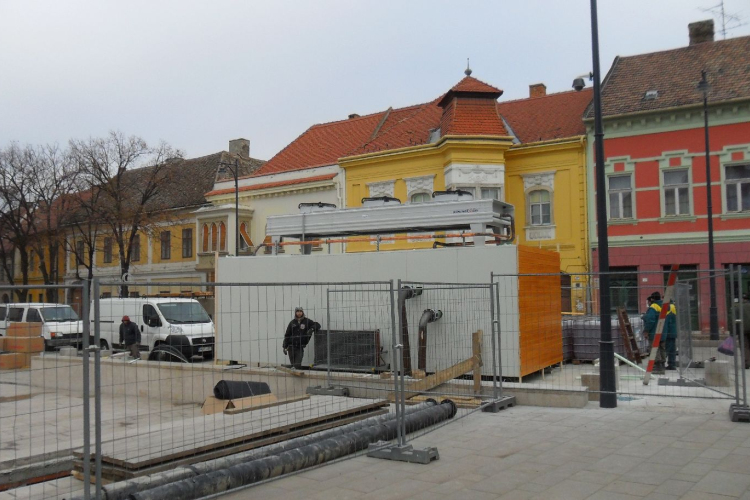 Megérkezett a jégpálya gépészete a Fő térre