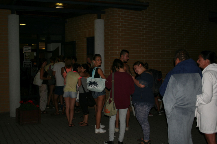 Éjszakai Fürdőzés a pápai Várkertfürdőben