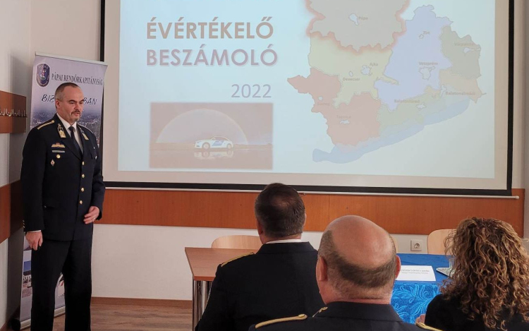 Évet értékeltek a pápai rendőrök