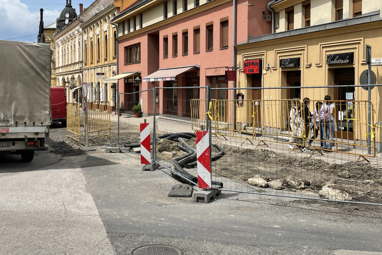 Hamarosan végez a közműcserével az E.ON, ezt követően készülhet el a Kossuth utca első szakaszának aszfaltburkolata