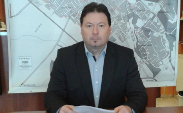 Süle Zsolt: Pápa egy helyben toporog