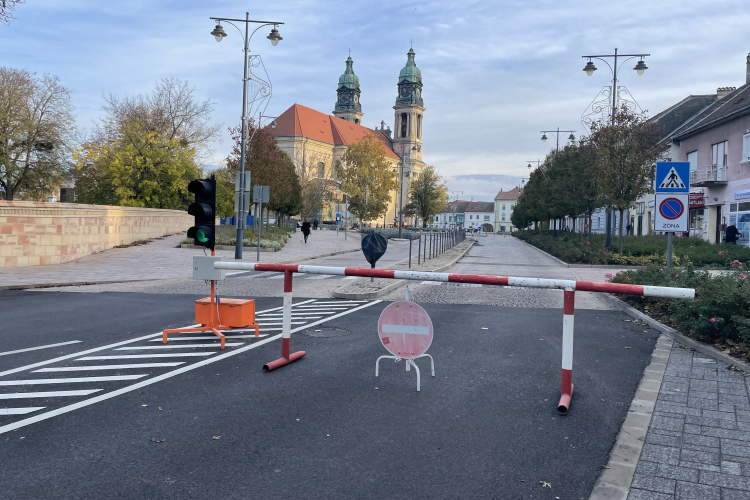 Félpályás útzár mellett folytatódik a Fő téri út javítása