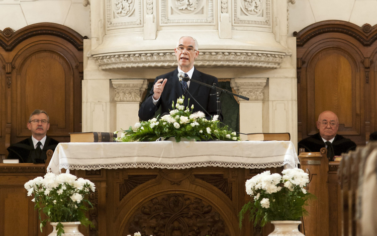 Balog Zoltán egy milliárd forintot hozott Pápára