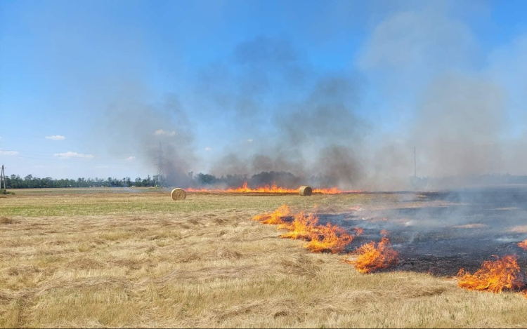Nagy területen égett a száraz fű Tétnél, körbálák is lángra kaptak