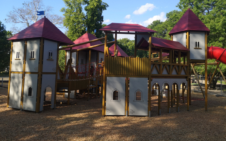 Csütörtökön megnyitják az új várkerti játszóteret