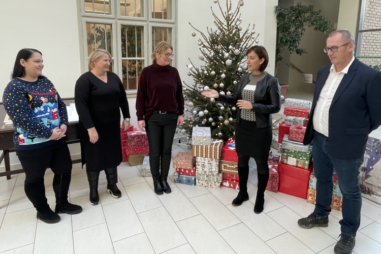 Cipősdobozok a Városháza dolgozóitól, rászoruló gyermekeknek