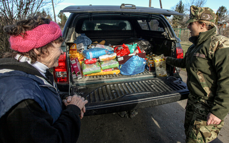 Állatmenhelyeket támogattak a pápai katonák