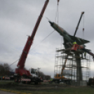 MiG-21 Emlékmű - Pápa - A gép emelése