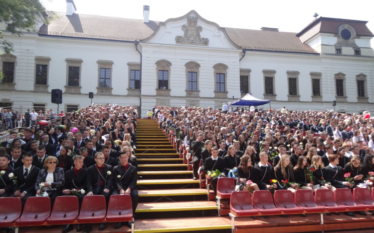 Legyenek bátrak és felelősségteljesek - Városi ballagás Pápán