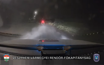 Autós üldözés a Várkertben, őrület, mit művelt a fiatal robogós Pápán - Videó