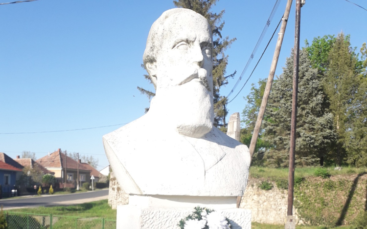 Táncsics alakját idézték fel