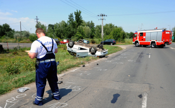 Felborult egy autó Takácsinál