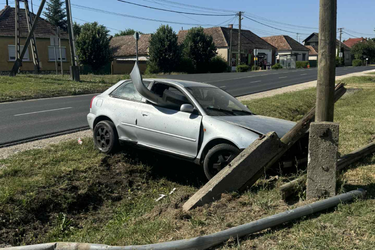 Videón, ahogy egy autós nagy sebességgel kidönt egy villanyoszlopot Borsosgyőrön
