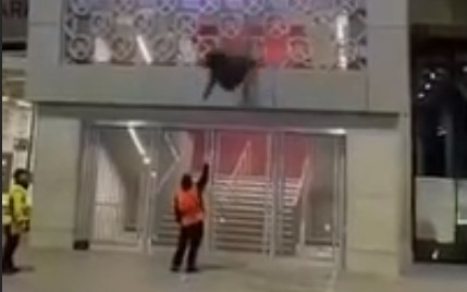 Pápai biztonsági őr csillapította a mélybe zuhanó szurkoló becsapódását a Puskás Arénában