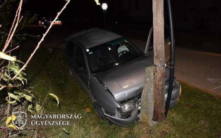 Balesetet okozott az engedély nélkül elvitt autóval, próbára bocsáthatják a 23 éves férfit