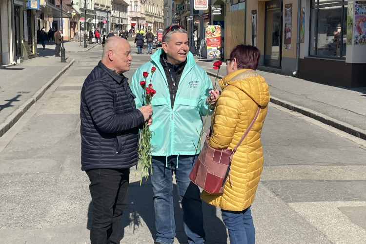 Egy szál virággal köszöntötték a nőket ellenzéki politikusok