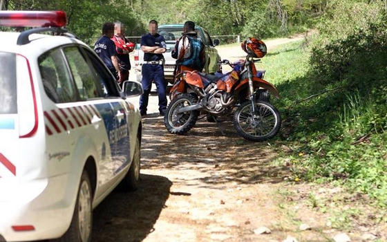 Ittasan és jogosítvány nélkül motorozott az erdőben
